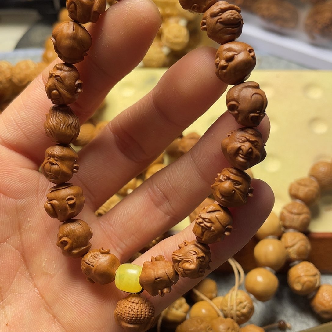 龙纹桃核雕刻怪脸罗汉