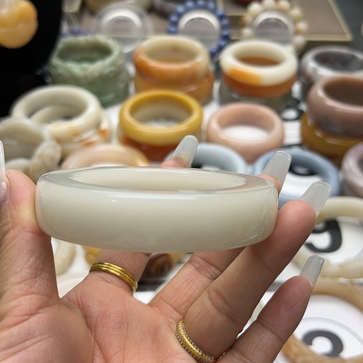 【闪购商品】石英质玉手镯未镶嵌小*萝猪油膏福利