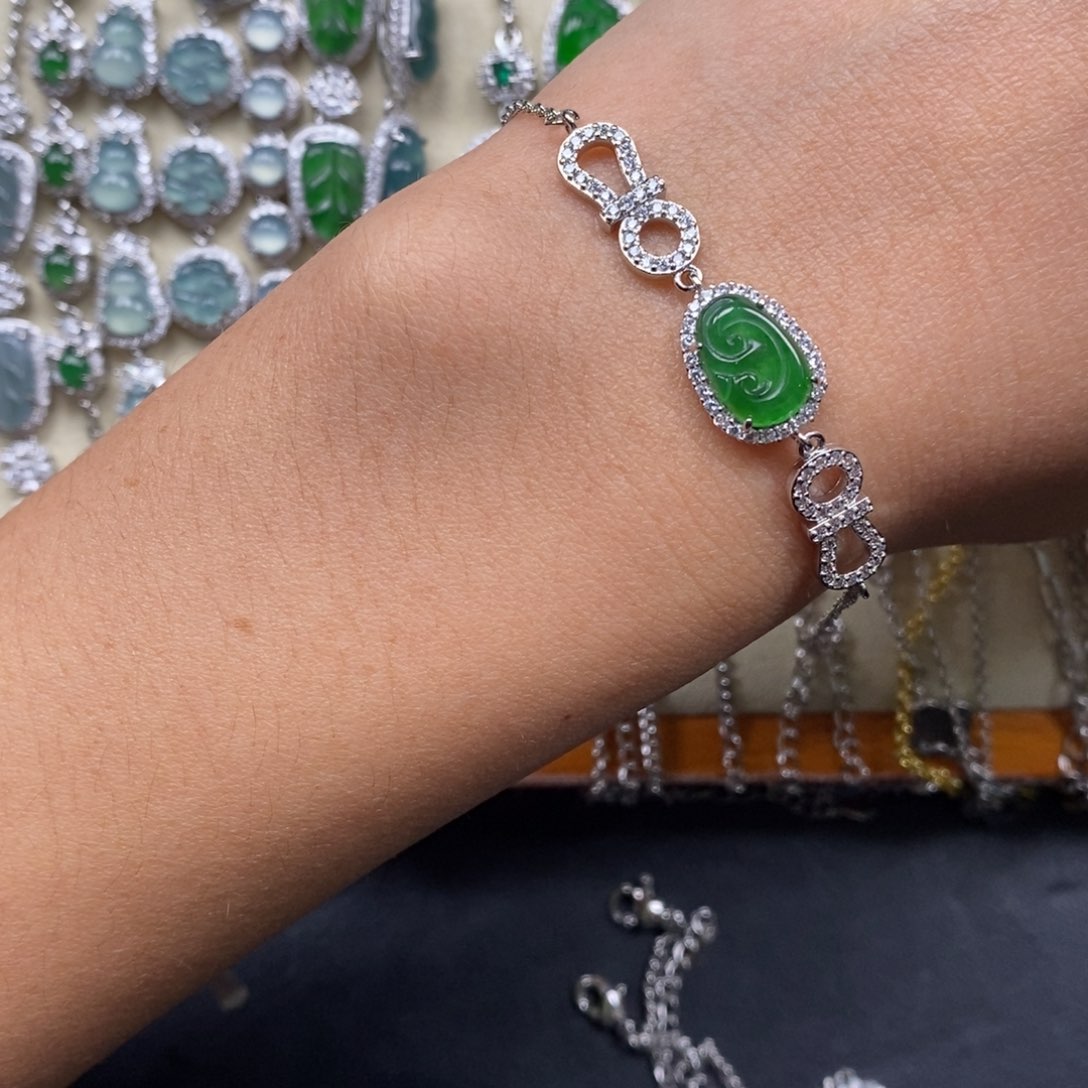 翡翠颈饰未镶嵌翡翠