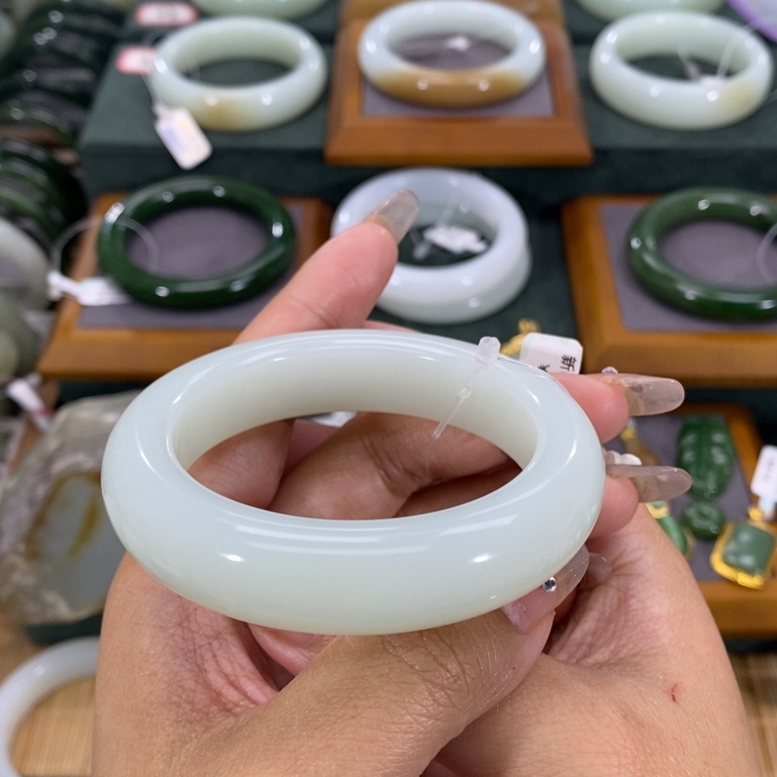 和田玉手镯未镶嵌