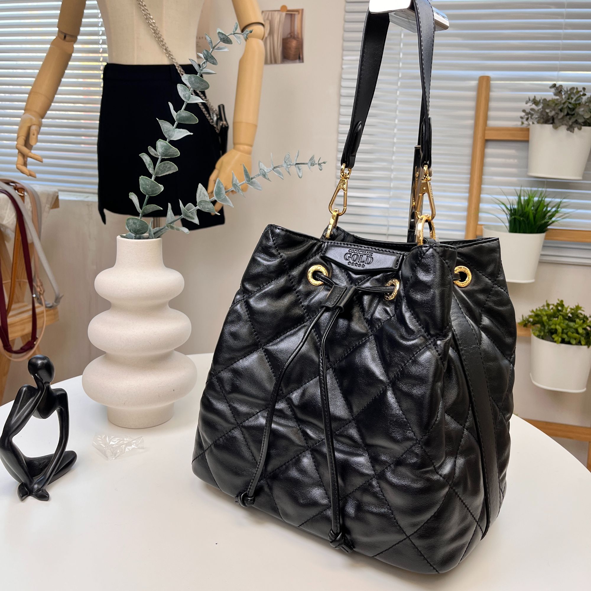 刺绣款抽绳水桶包