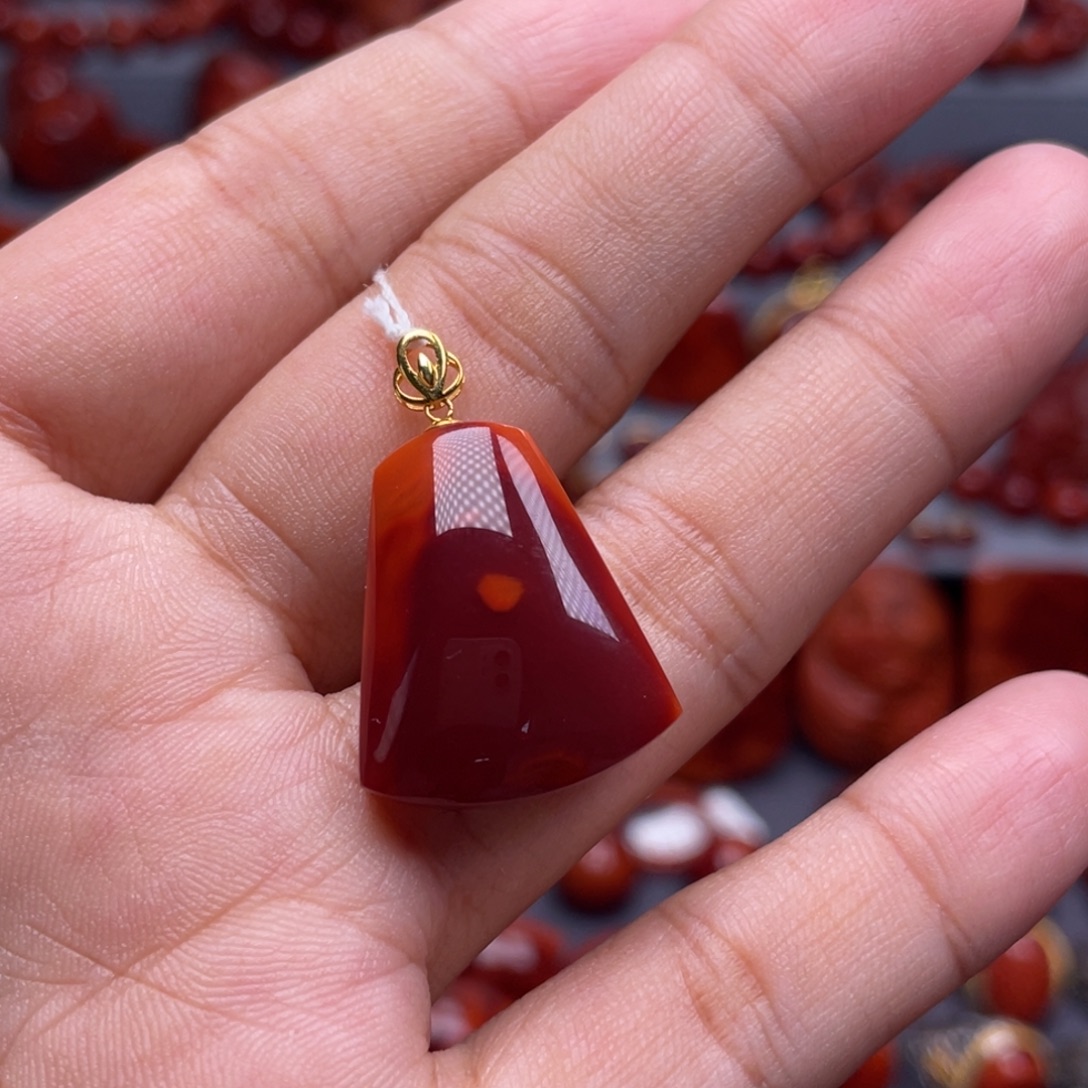 南红玛瑙18K金镶嵌珠宝奇石无事牌吊坠