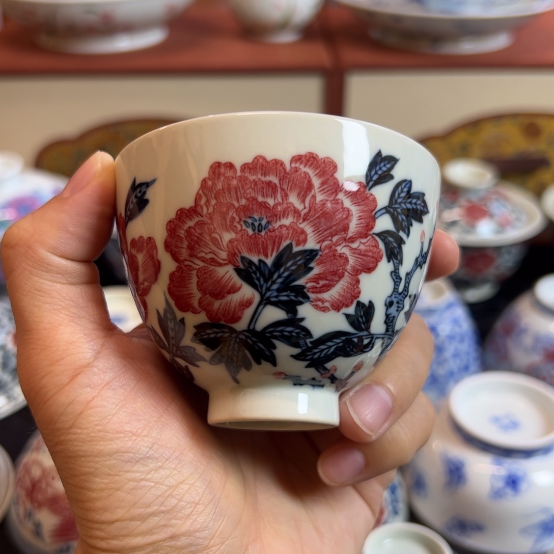 正绎堂釉里红牡丹鸡心杯