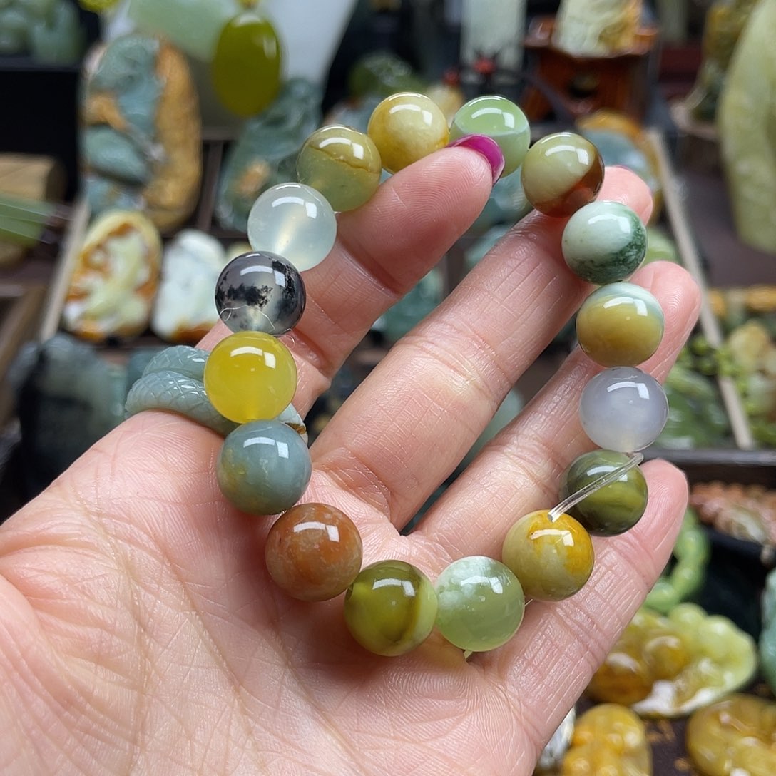 蛇纹石玉颈饰未镶嵌花玉多宝