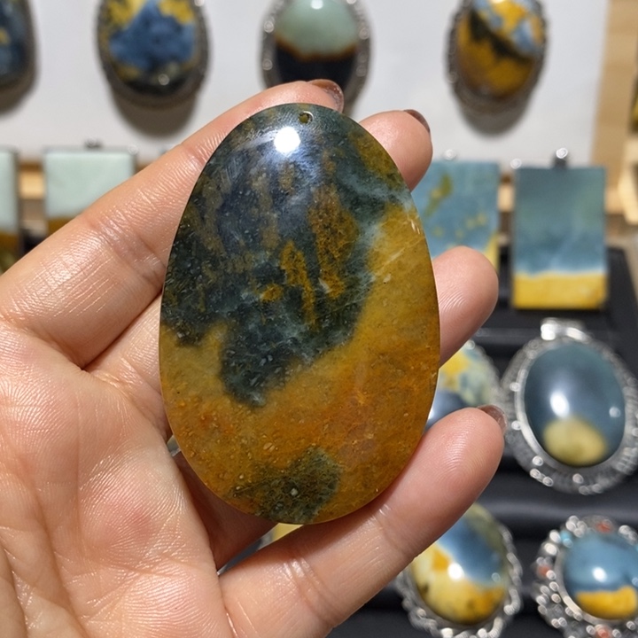 蛇纹石玉未镶嵌颈饰