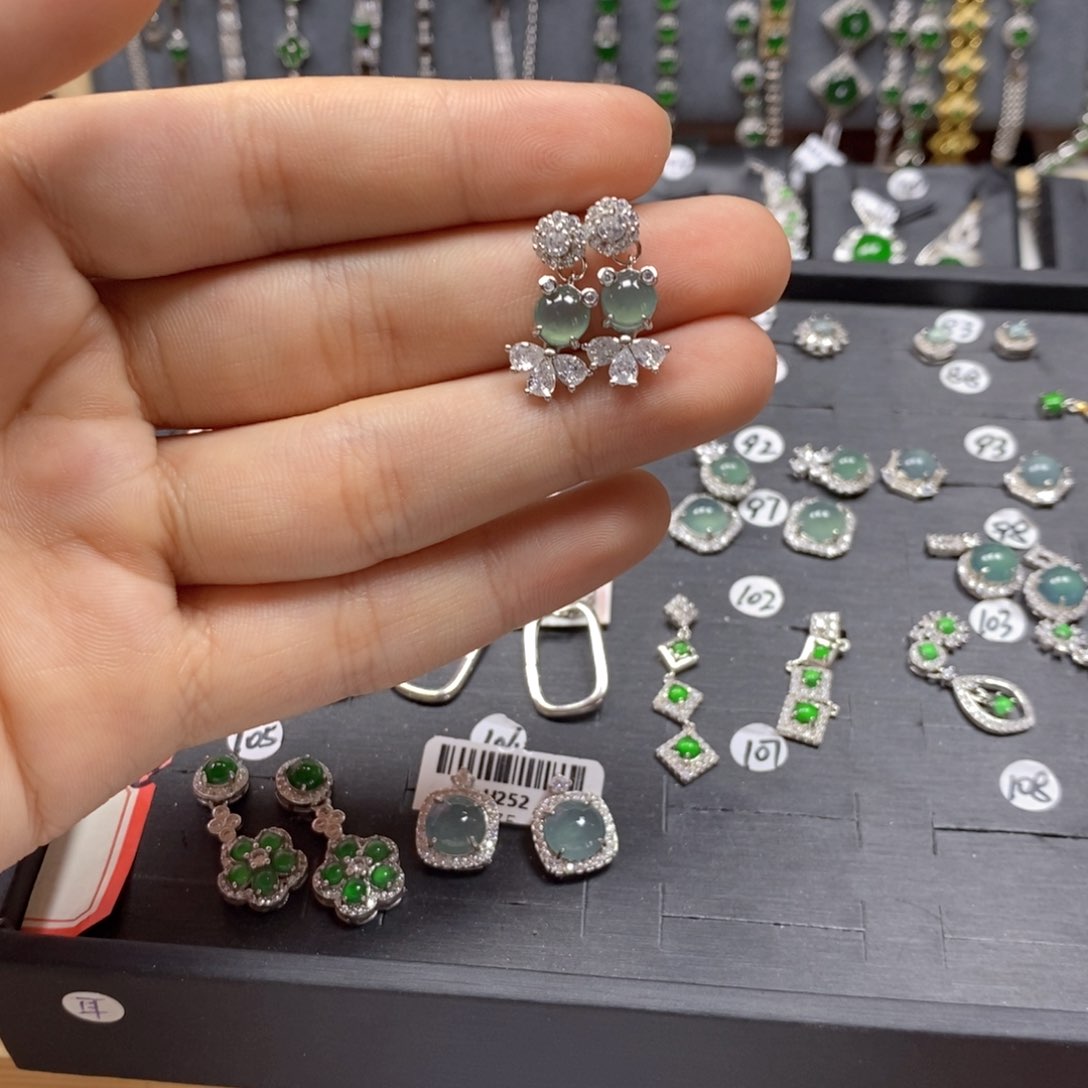 翡翠颈饰银S925镶嵌翡翠耳钉