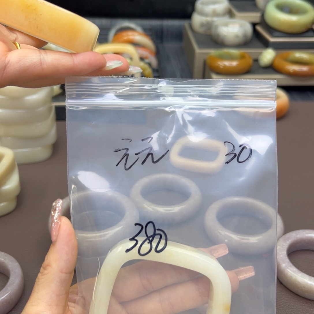 石英质玉手镯未镶嵌元**?
