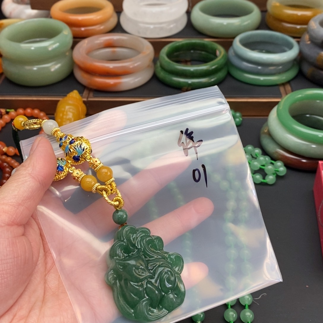 石英质玉吊坠未镶嵌绵*