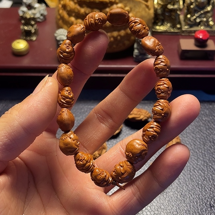 龙纹桃核雕刻瑕疵财神