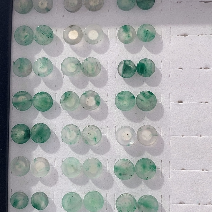 石英质玉（非洲翠）未镶嵌耳钉