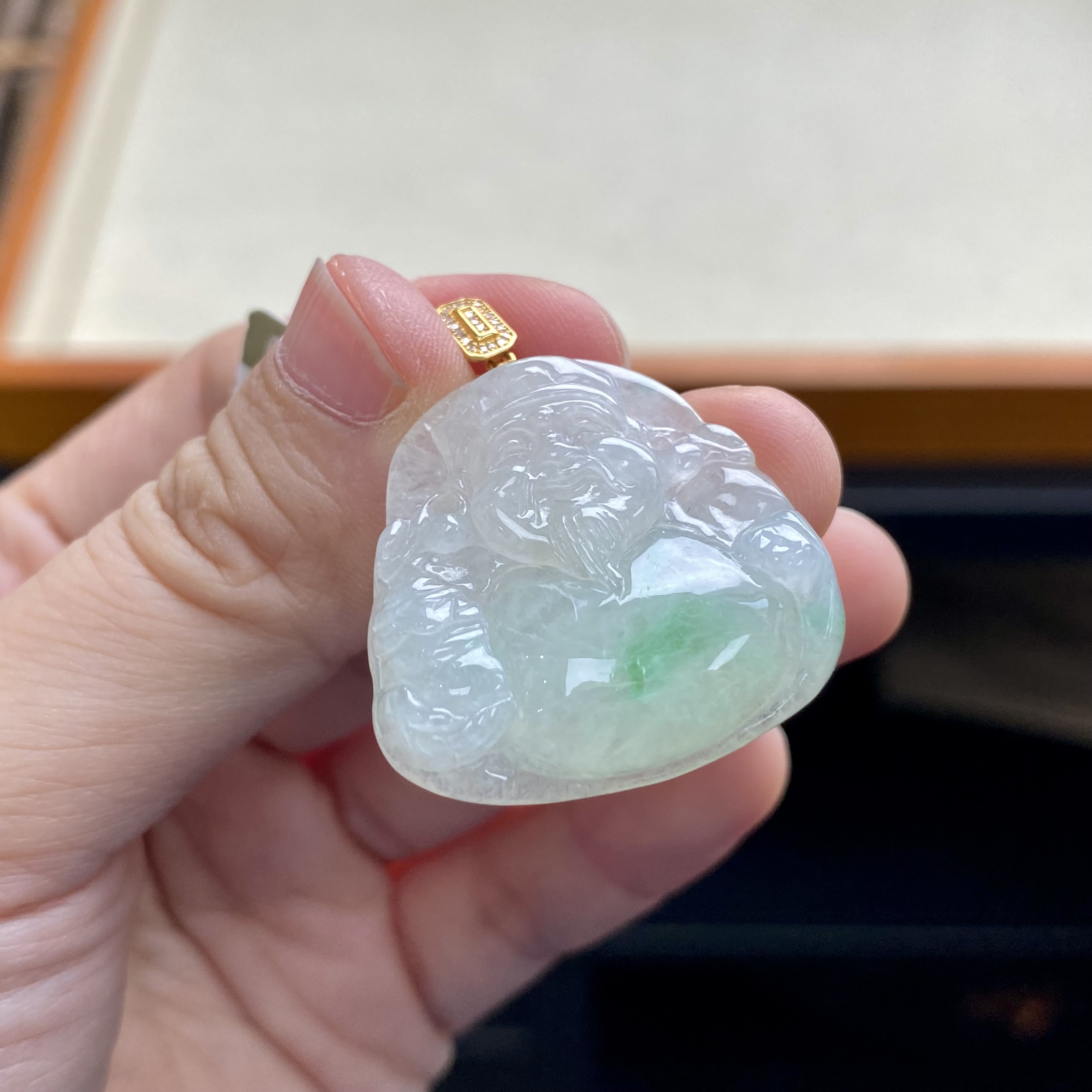 如意宝珠宝 18K金钻石镶嵌白底青财神翡翠玉石吊坠天然A货AW179