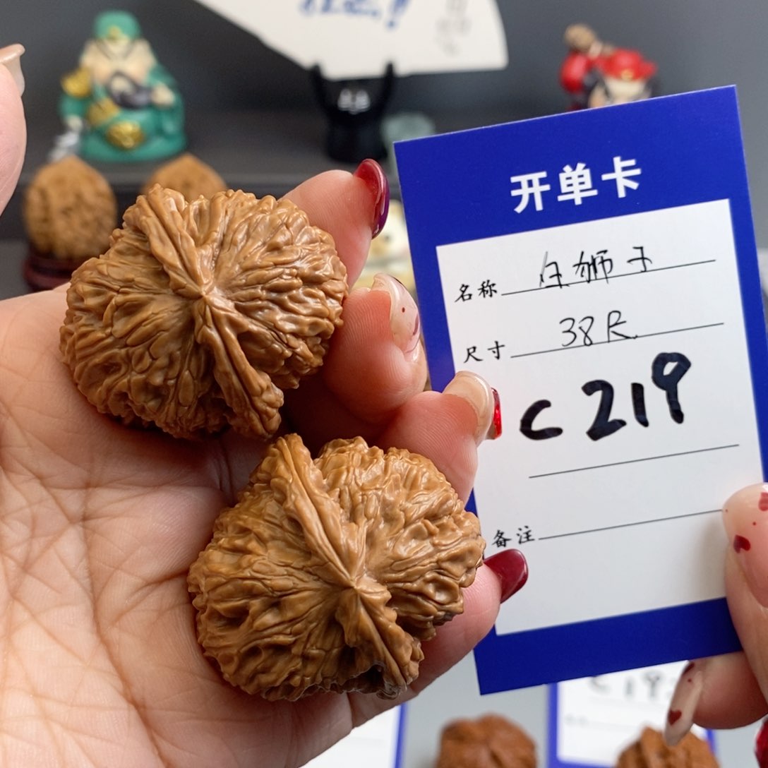 文玩核桃吊坠白狮子38