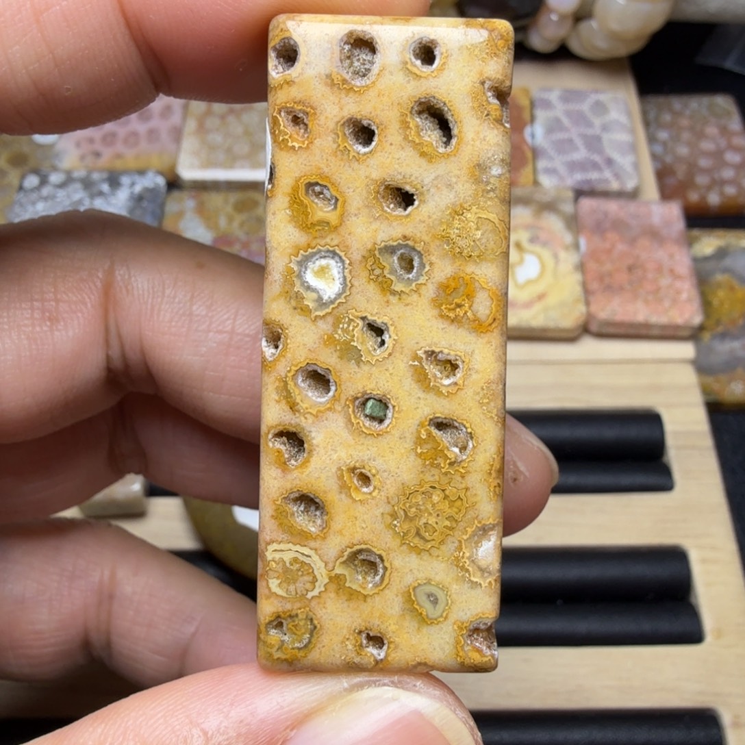 石英质玉未镶嵌纯天然色有机玉石保真色