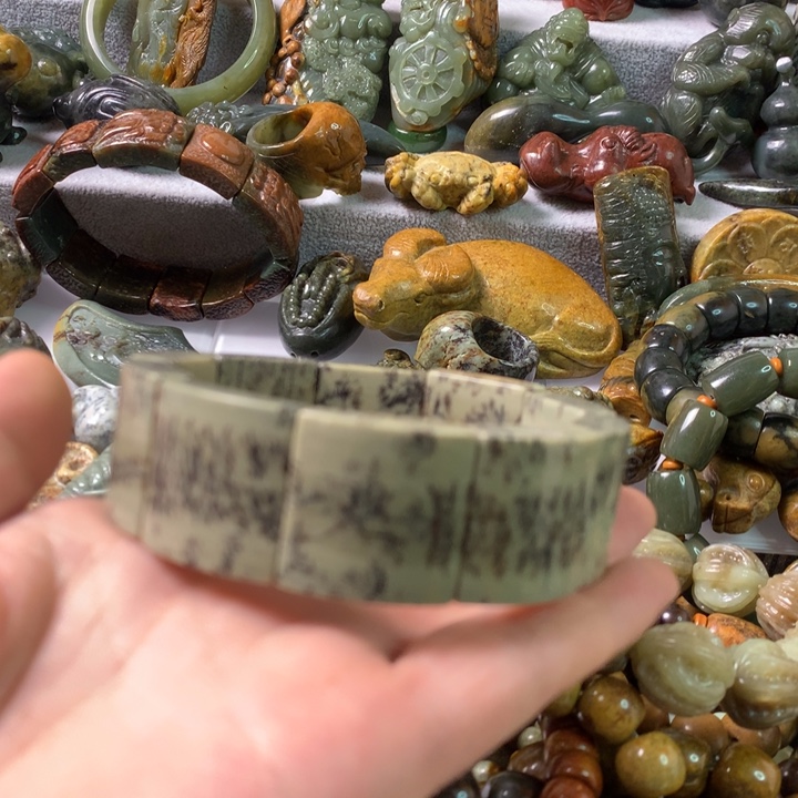 未镶嵌岫岩河磨玉（透闪石质玉）把件