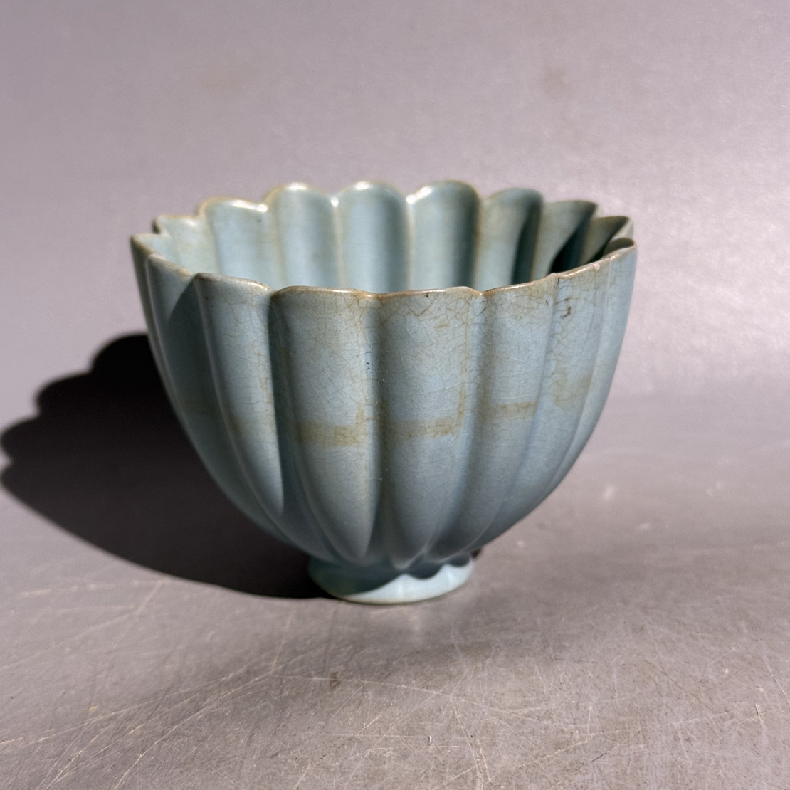 汝窑菊瓣杯子，口直径7.6cm，高5.6cm，口有磕，老汝瓷，旧藏，喜欢的来
