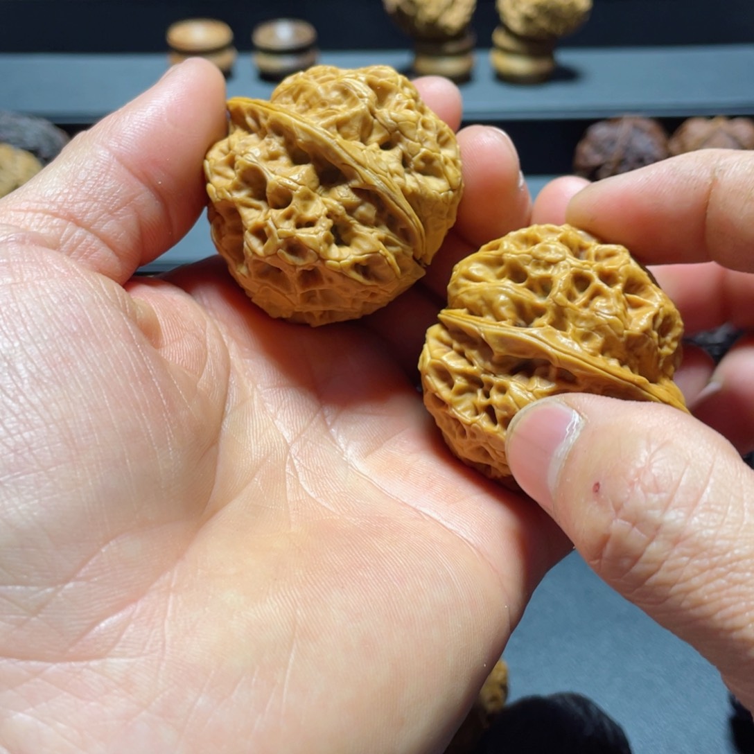 文玩核桃把件羽*B鸡血石