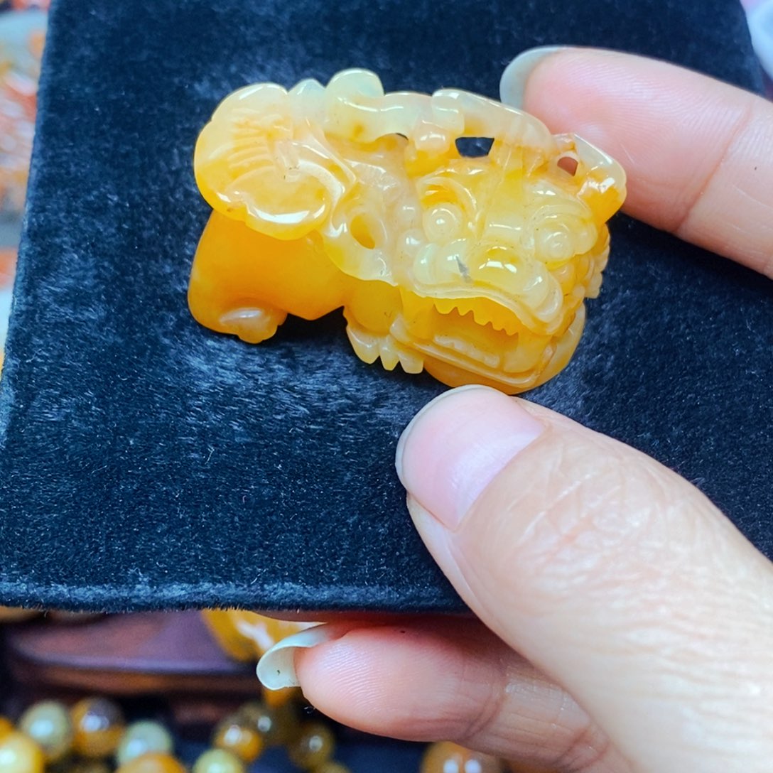 未镶嵌石英质玉（黄龙玉）颈饰