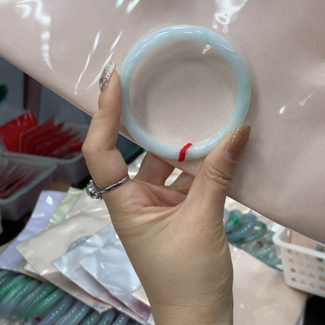 翡翠手镯未镶嵌干***看买断