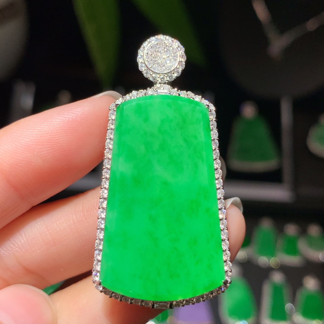 翡翠颈饰18K金镶嵌翡翠