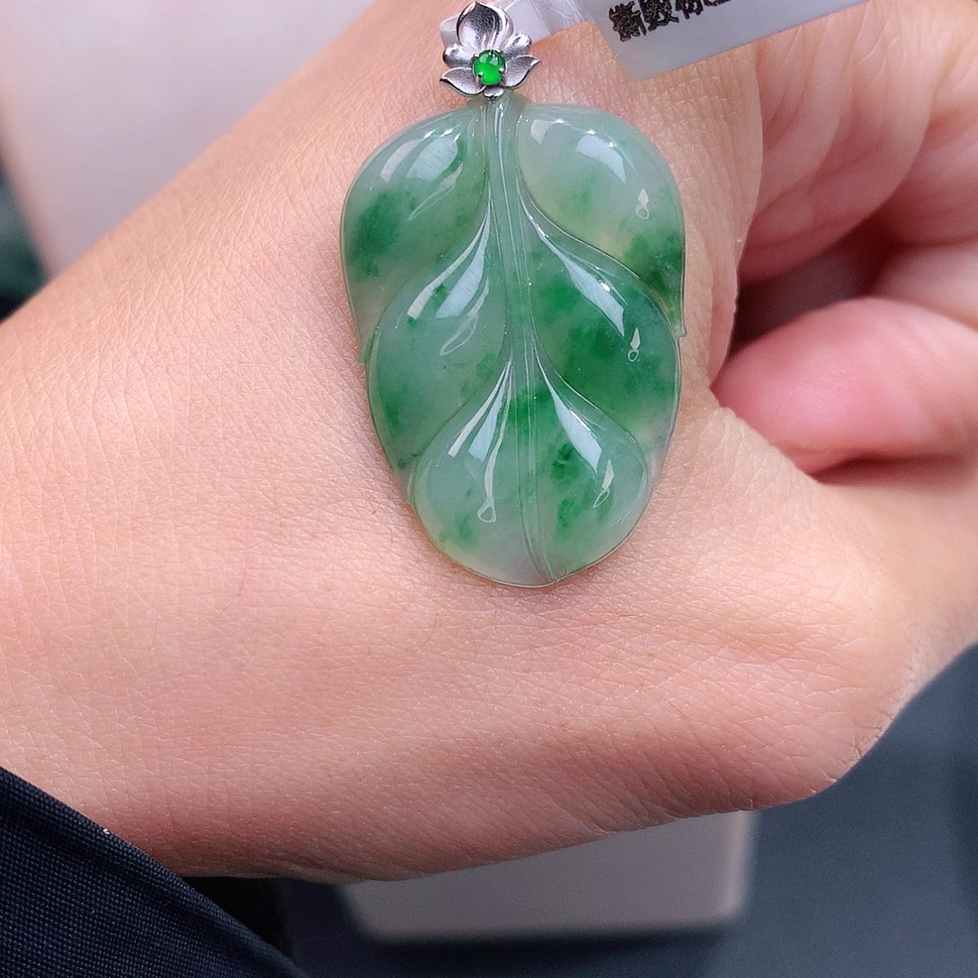 颈饰18K金镶嵌翡翠飘绿叶子