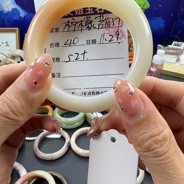 柠***汁石英质玉未镶嵌手镯