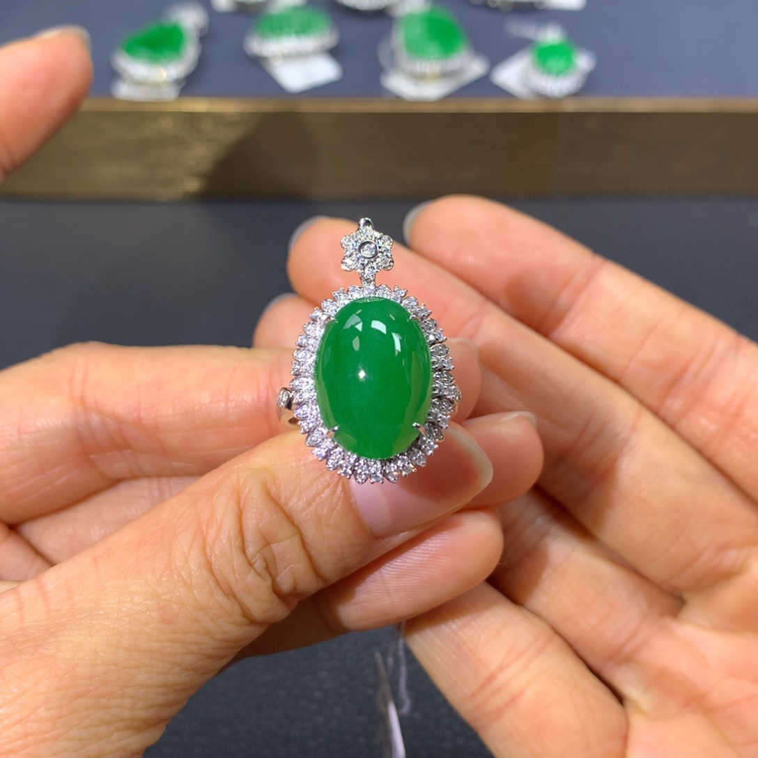 翡翠戒指18K金镶嵌更***排翡翠