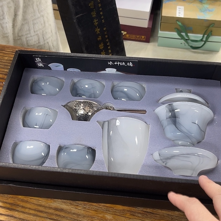 孤品茶具套装等。        