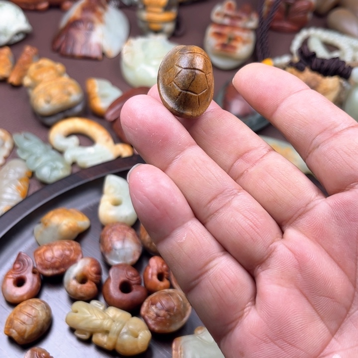 颈饰未镶嵌岫岩河磨玉（透闪石质玉）