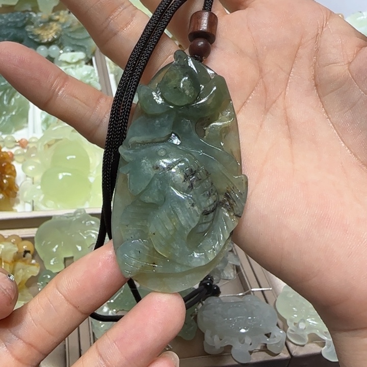 蛇纹石玉吊坠未镶嵌