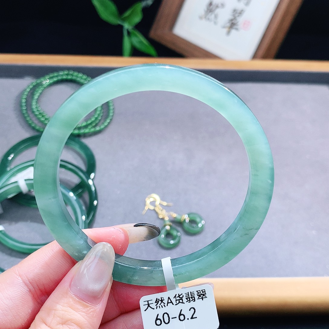 翡翠手镯（圆镯）未镶嵌