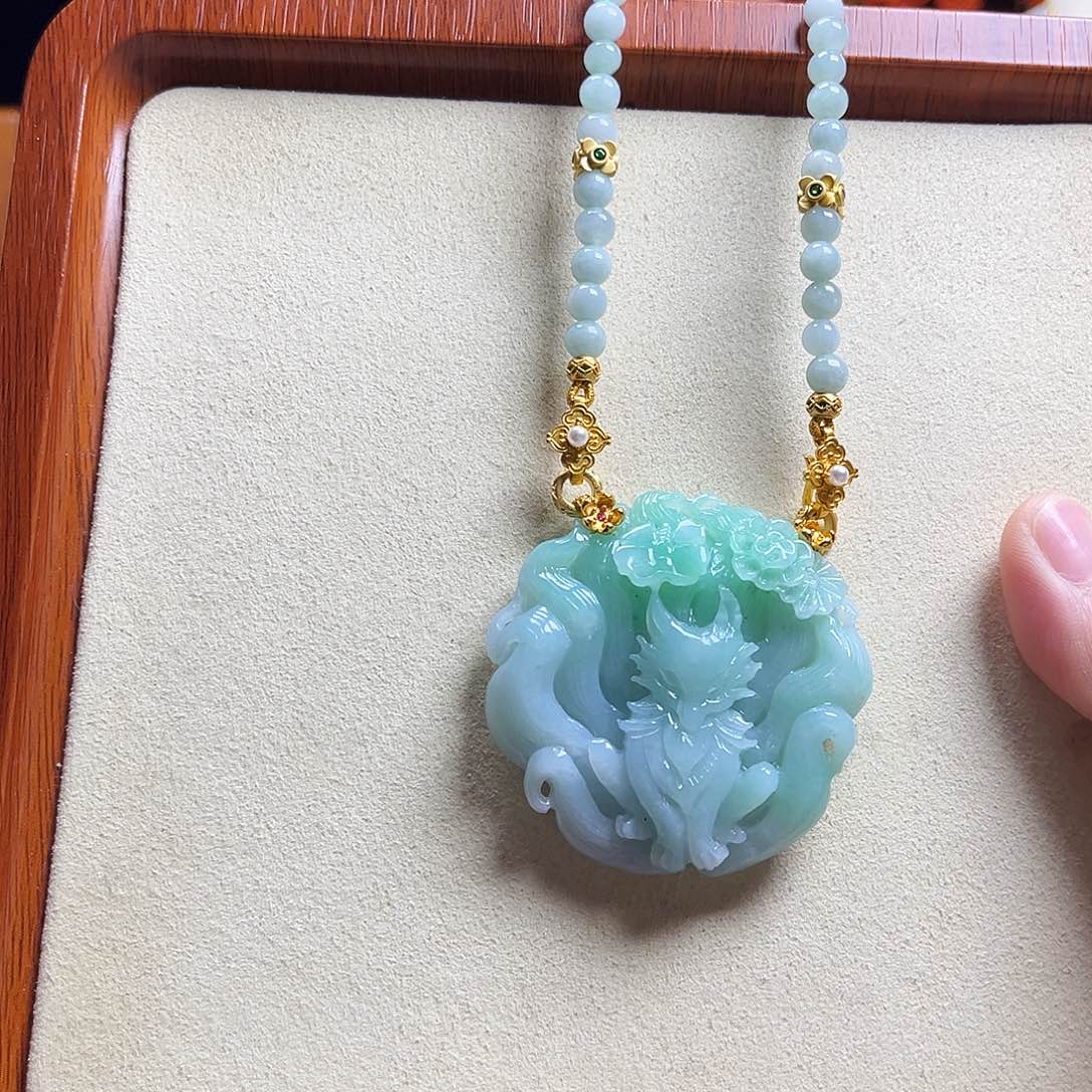 翡翠颈饰未镶嵌满绿九尾狐