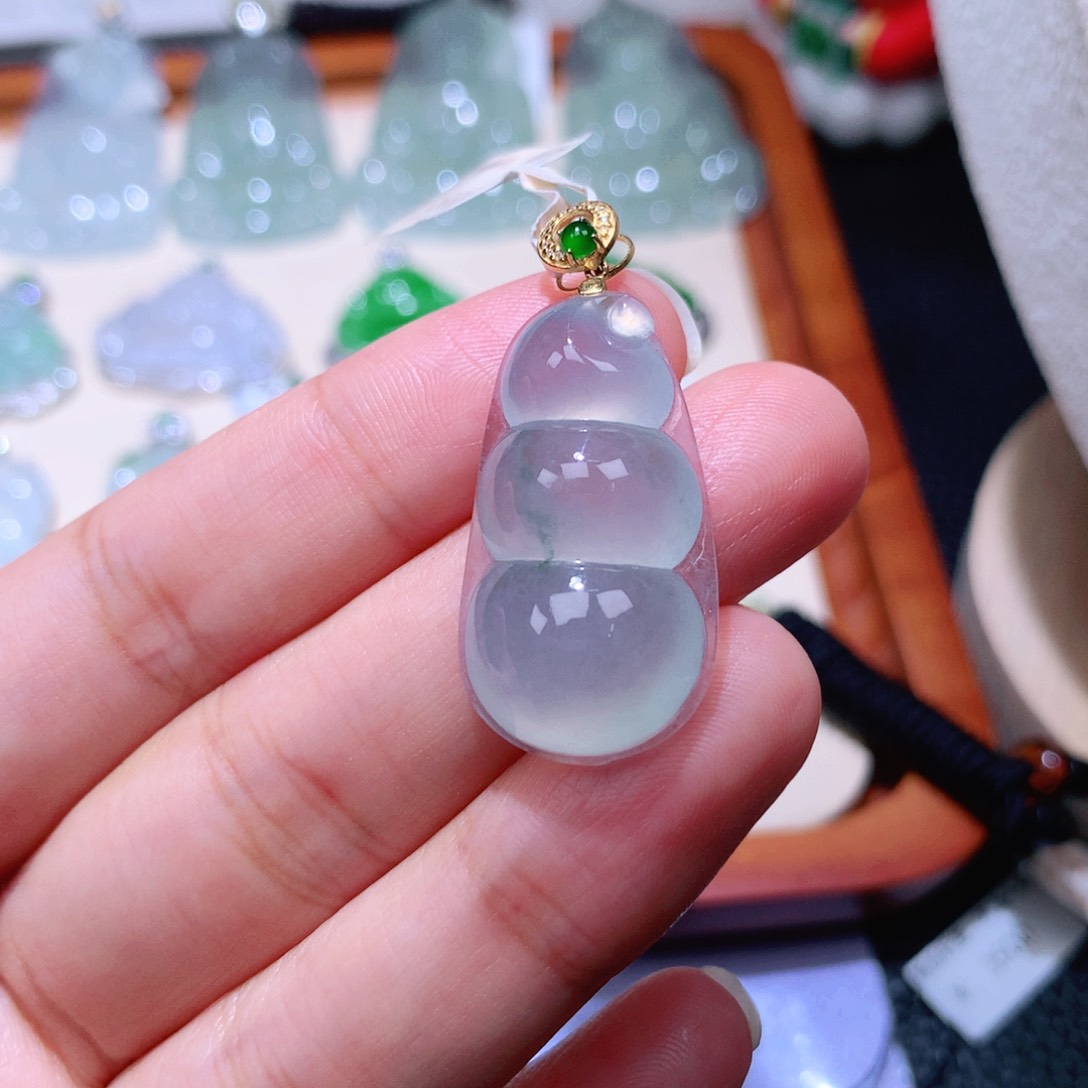 颈饰18K金镶嵌翡翠福豆