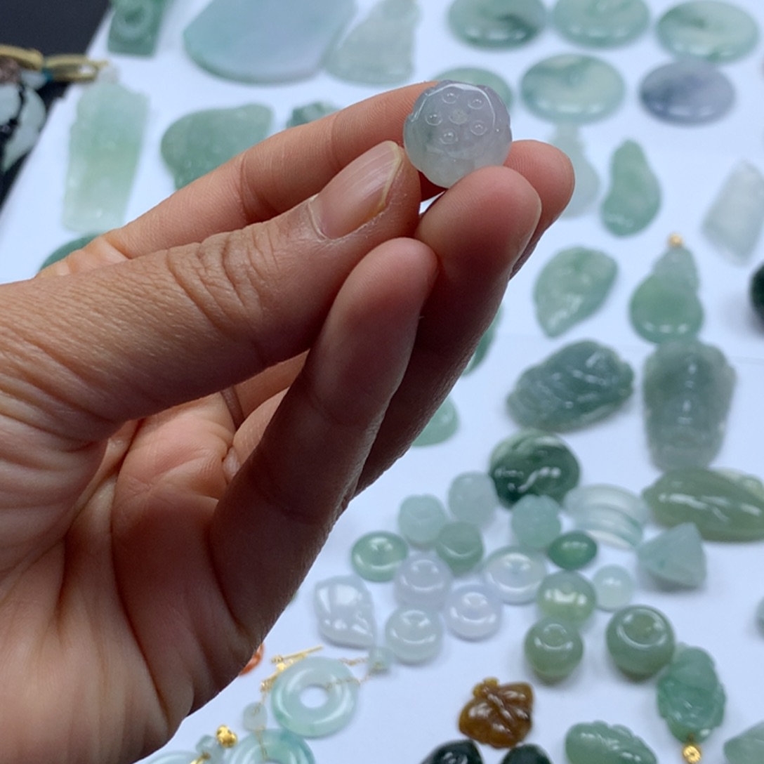 翡翠颈饰未镶嵌莲花珠