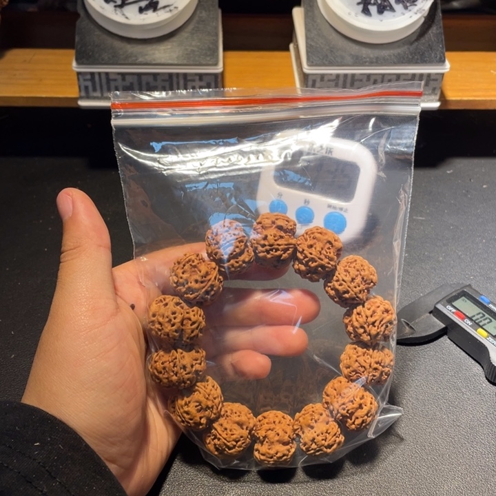 就***着手串金刚菩提这个
