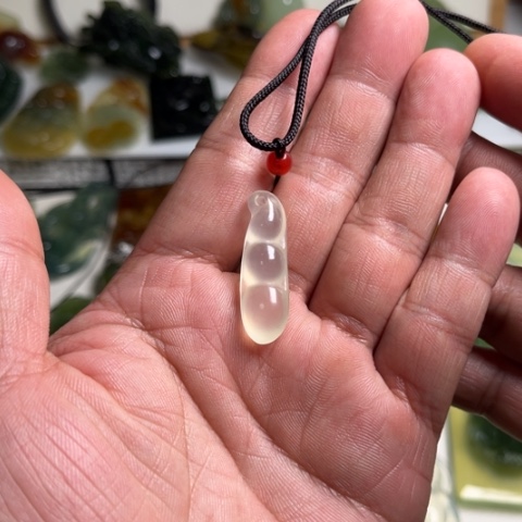 蛇纹石玉颈饰未镶嵌