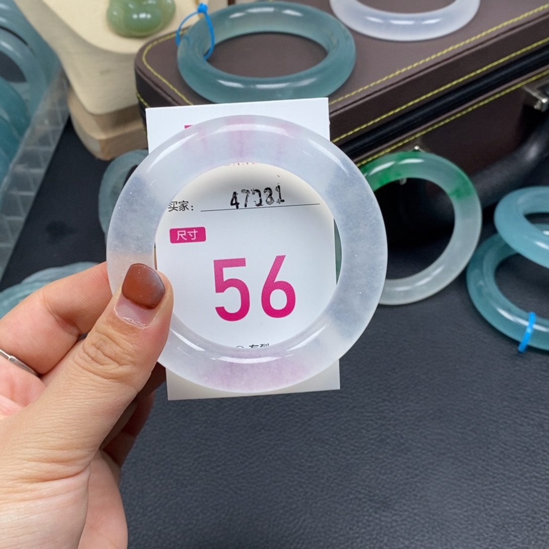 桃****石英质玉未镶嵌手镯