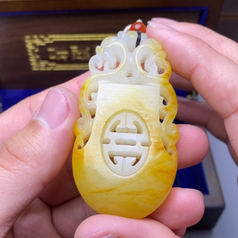 独***方和田玉未镶嵌颈饰