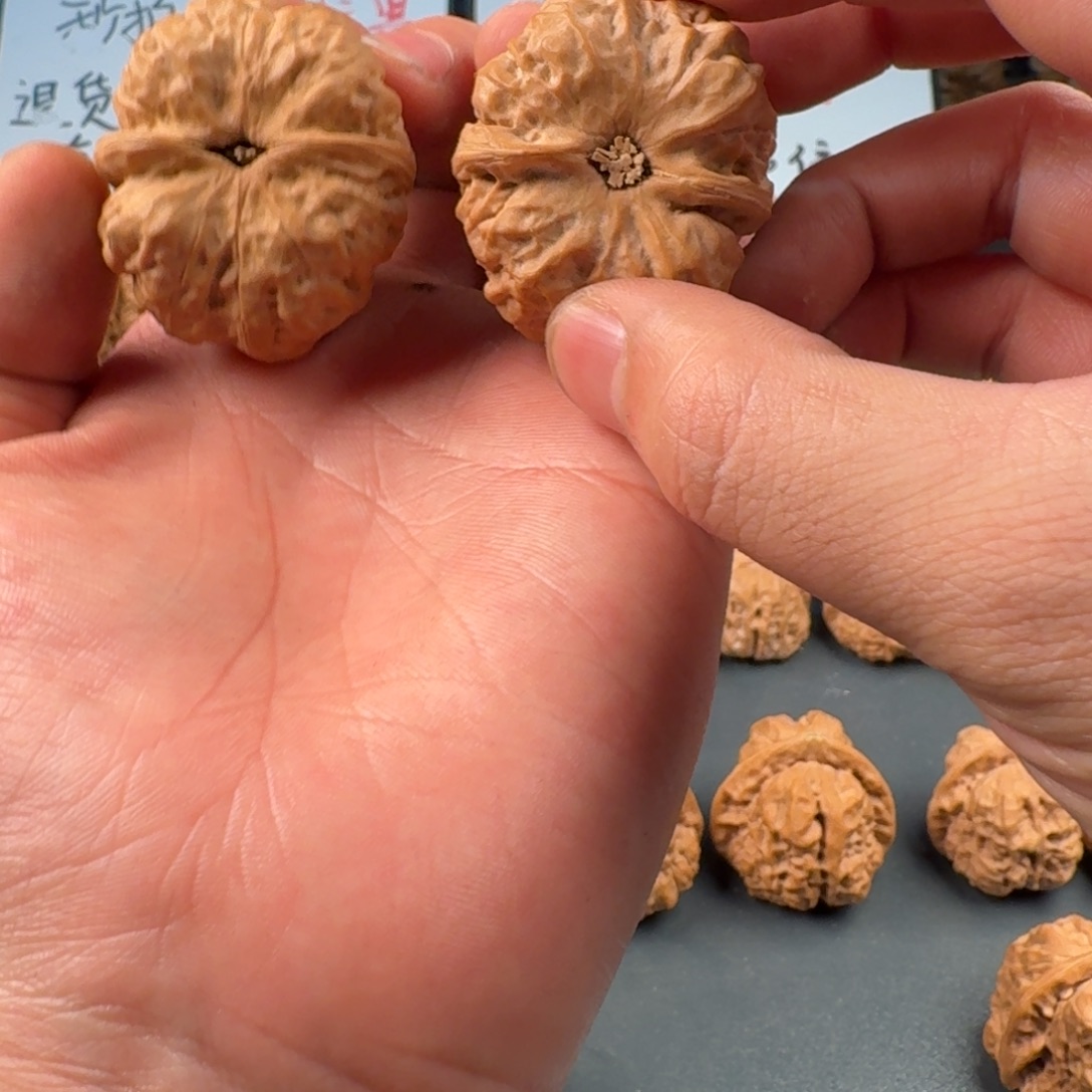 龙***讯文玩核桃吊坠蛤蟆的眼睛是真的好看啊我的天啊