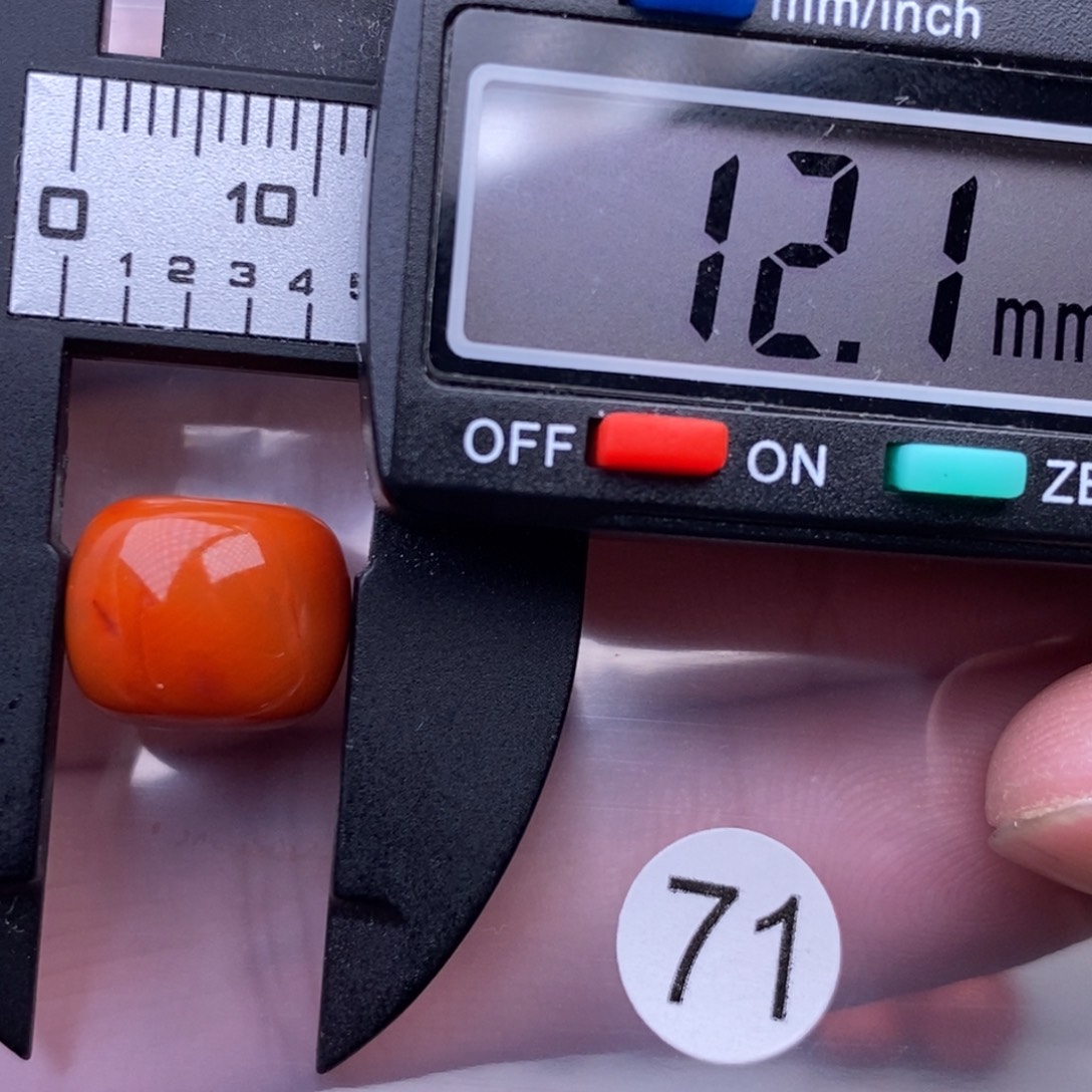 南红玛瑙未镶嵌配饰有瑕疵