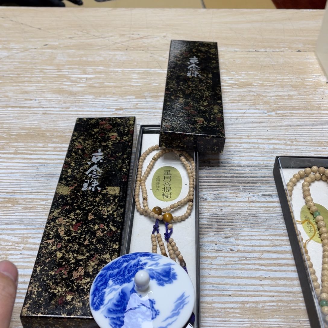 瓷片芹*密密麻麻地排列着一个