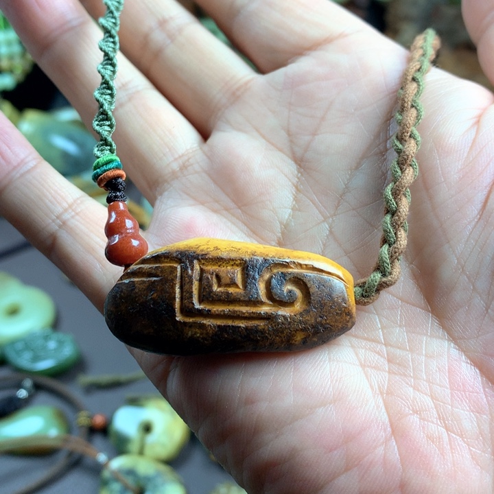 吊坠(赠链)未镶嵌岫岩河磨玉（透闪石质玉）花**香