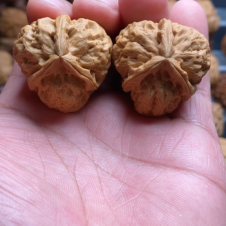 桃核把件8花开富贵三棱