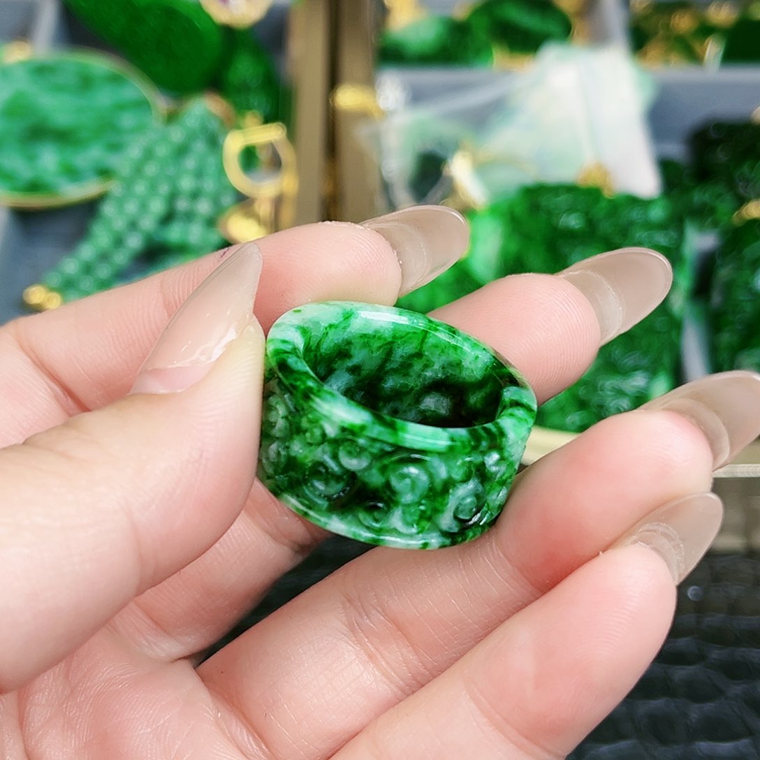 翡翠颈饰未镶嵌戒指