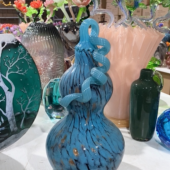 琉璃花瓶高22厘米宽12厘米