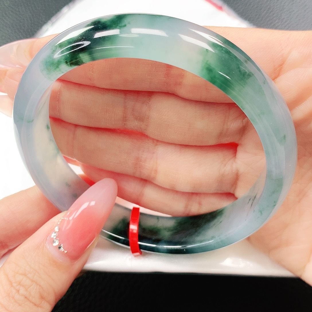 翡翠手镯未镶嵌60圈