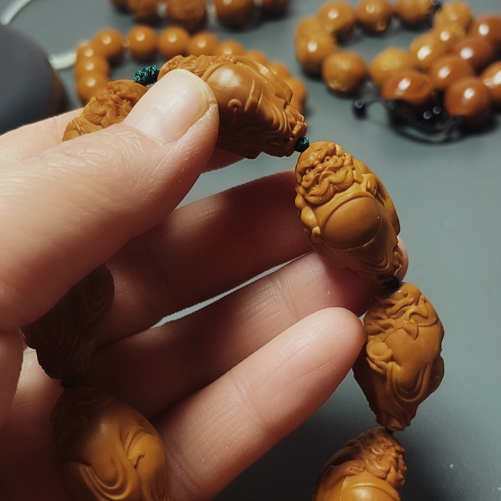 钟馗，橄榄核雕工艺制作