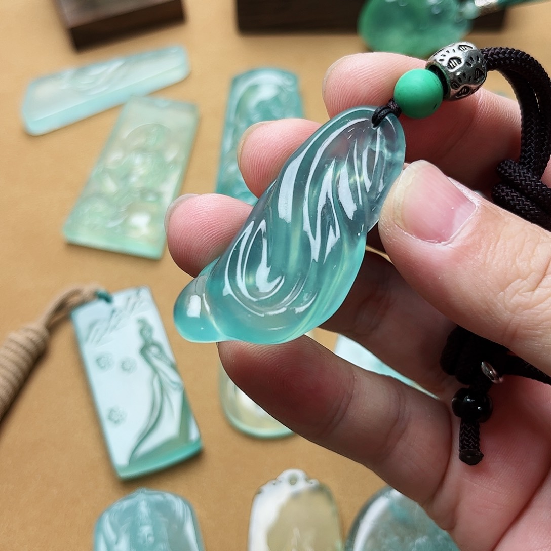 蛇纹石玉颈饰合金