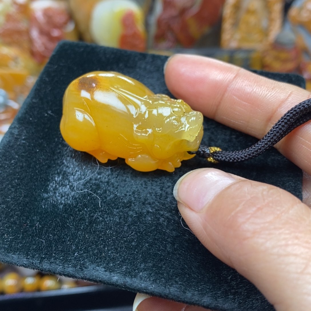 未镶嵌石英质玉（黄龙玉）颈饰