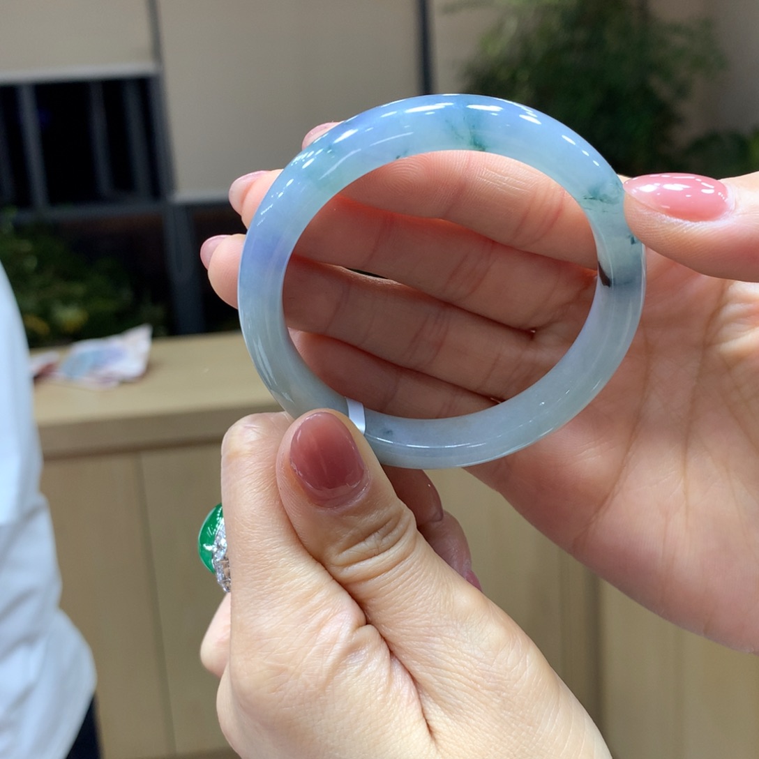 翡翠手镯未镶嵌不退不换
