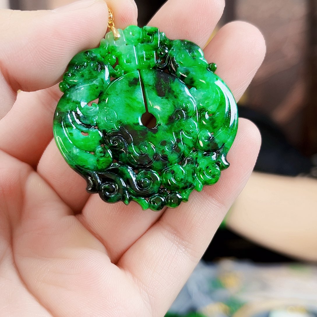 翡翠18K金镶嵌颈饰吊坠